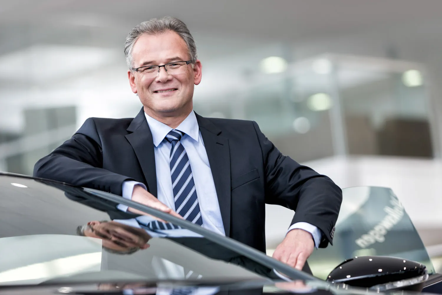 Mitarbeiterportrait eines Verkäufers in einem Autohaus