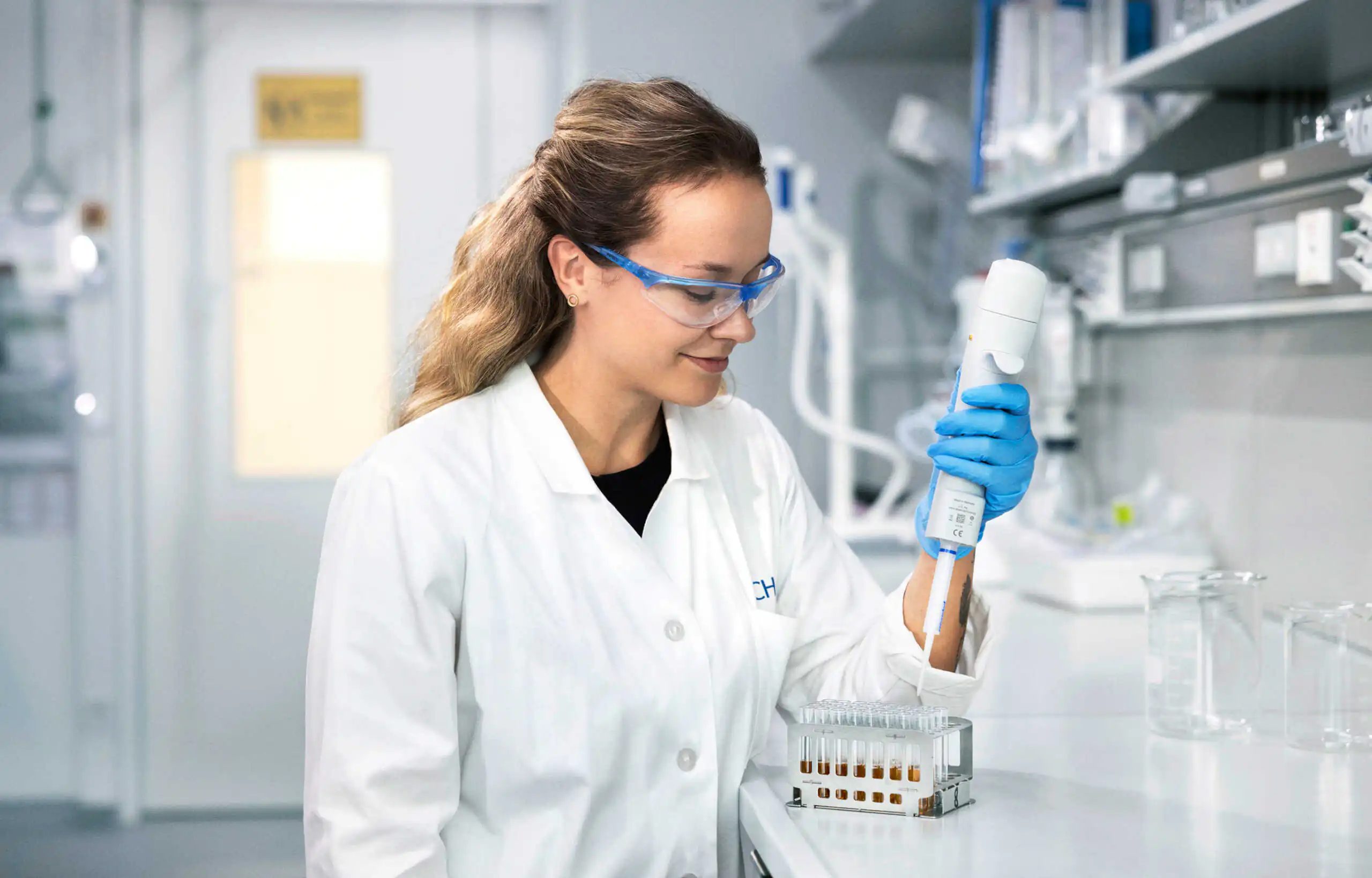 Business Portrait einer jungen Chemikerin im Labor