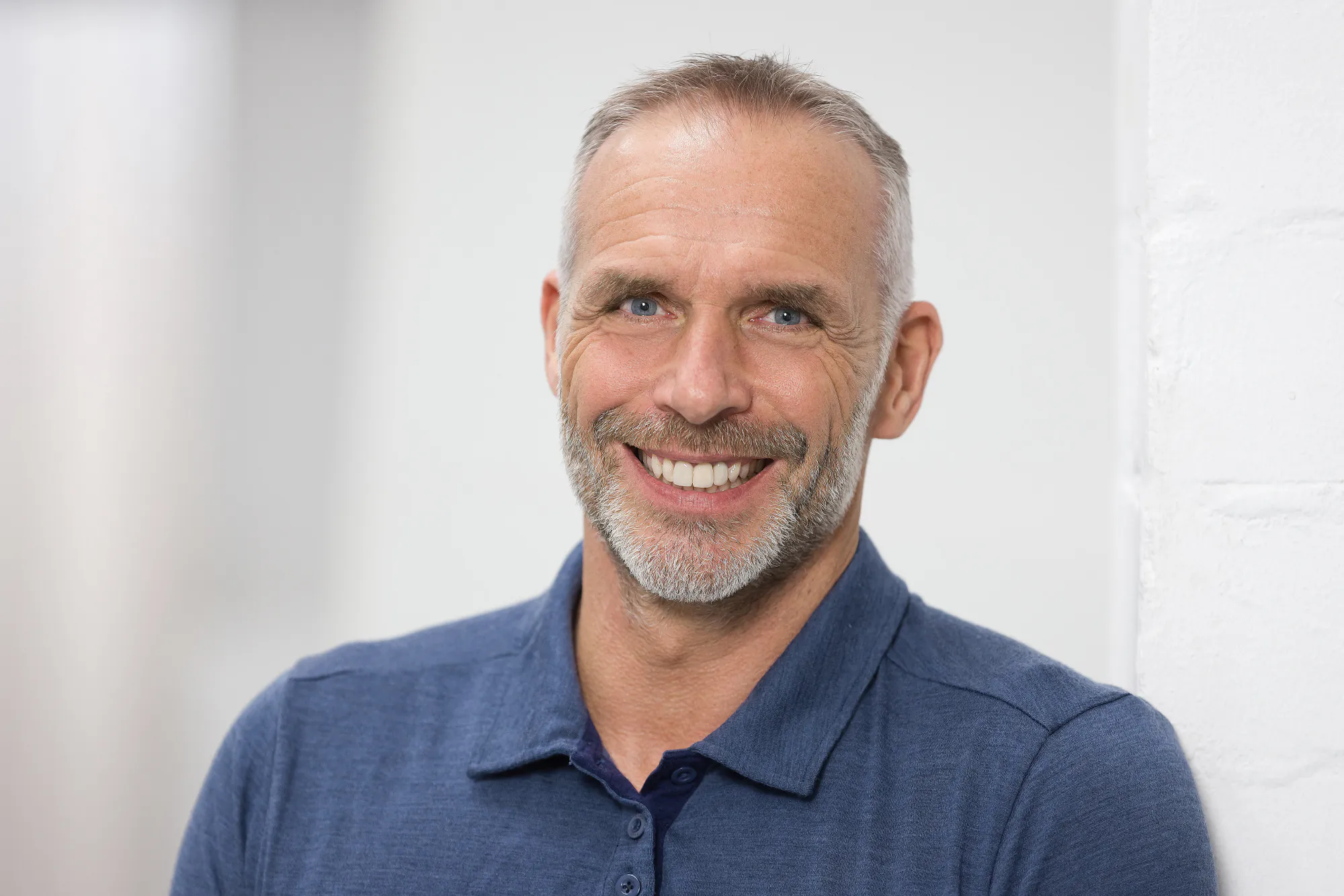 Business-shooting im braunschweiger Fotostudio von Hanno Keppel. Portrait eines grauhaarigen Geschäftsmannes