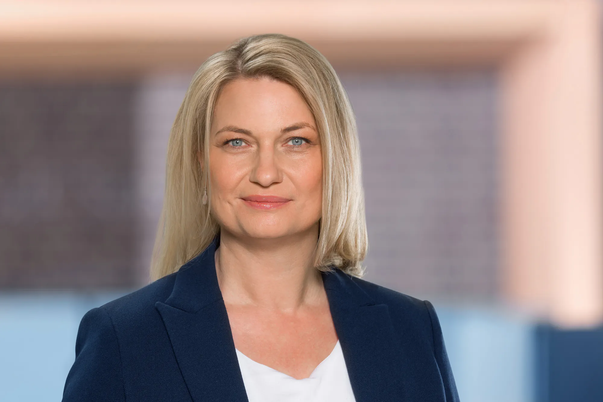 Mitarbeiterin in einem Bürogebäude beim Business Shooting in Wolfsburg.