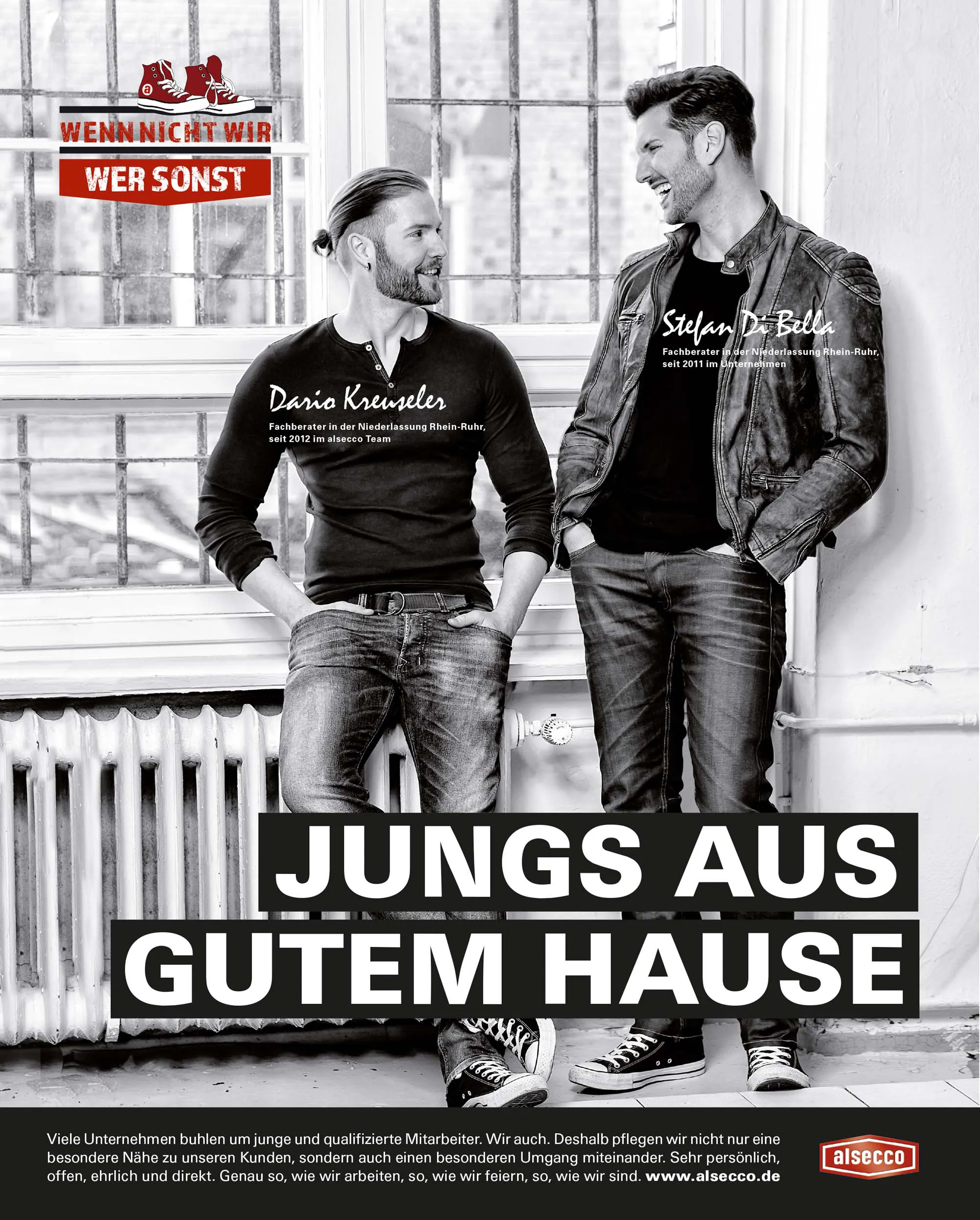 2 junge Manager in Jeans und Turnschuhen in einem schwarz weiß Businessfoto