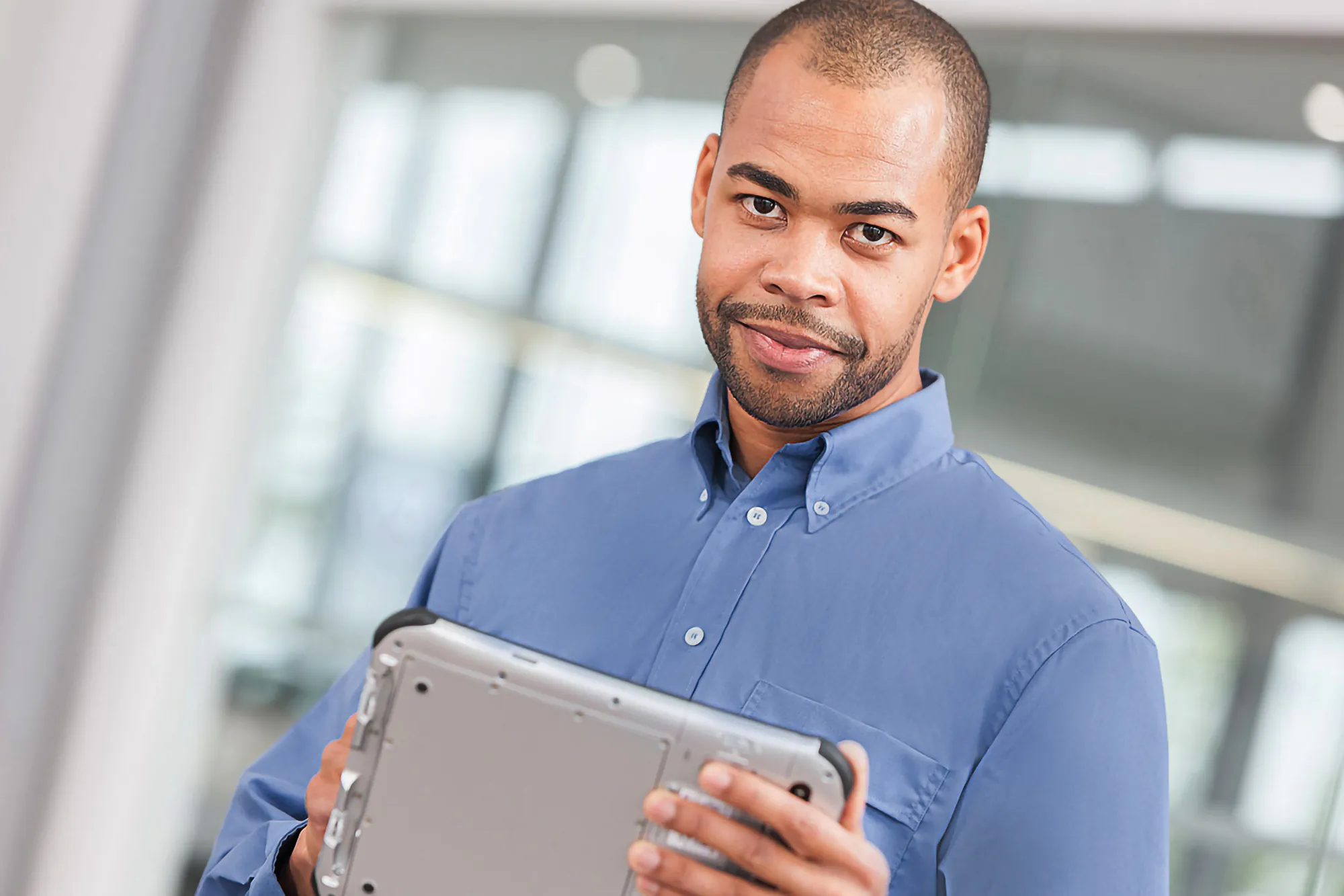 Business Portrait eine Mitarbeiters in einem modernen Autohaus