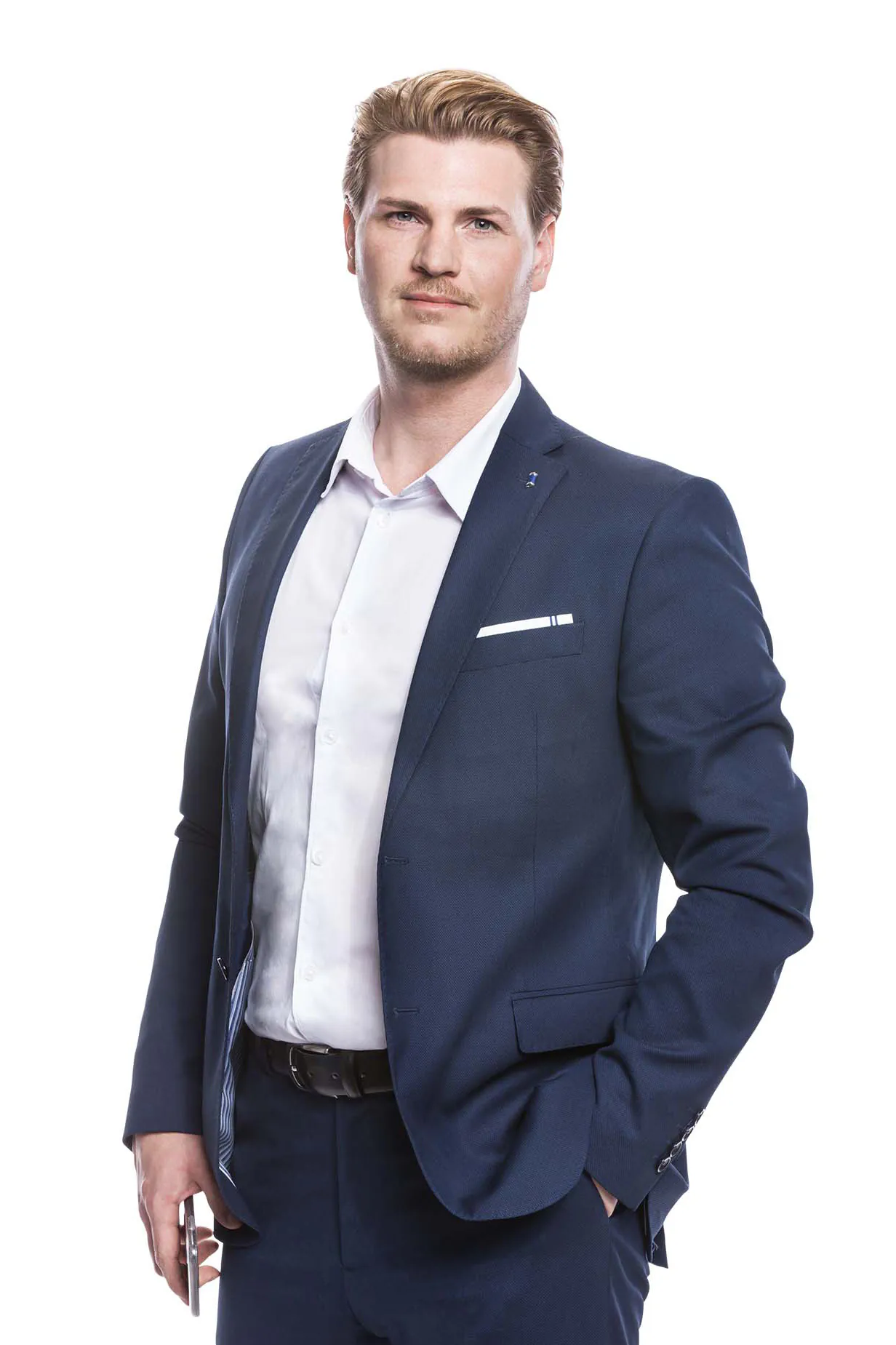 Business Portrait eine jungen Mangers in blauem Anzug